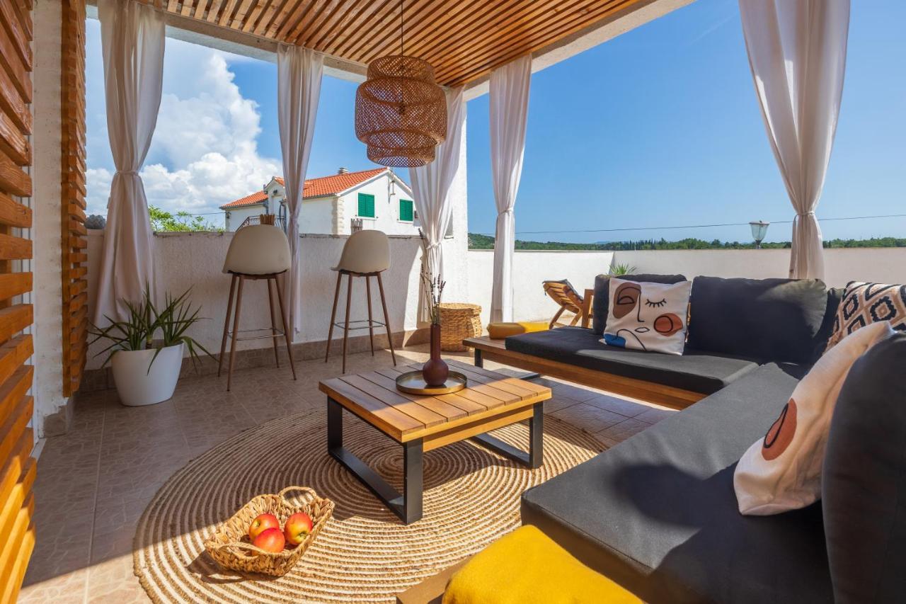 Villa Oasis With Private Pool 밀나 외부 사진