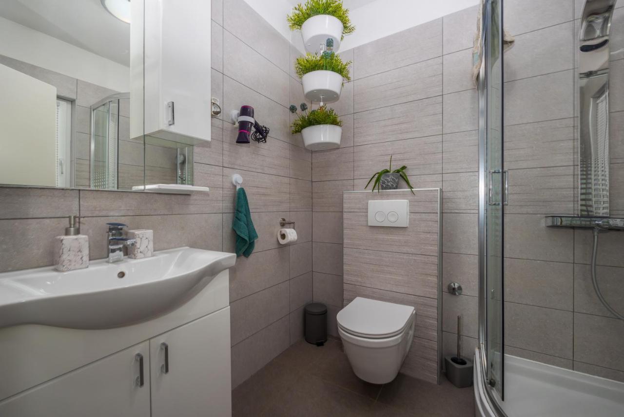 Villa Oasis With Private Pool 밀나 외부 사진
