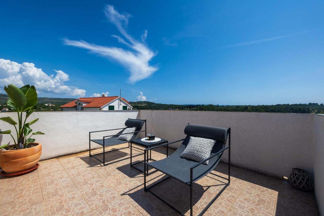 Villa Oasis With Private Pool 밀나 외부 사진
