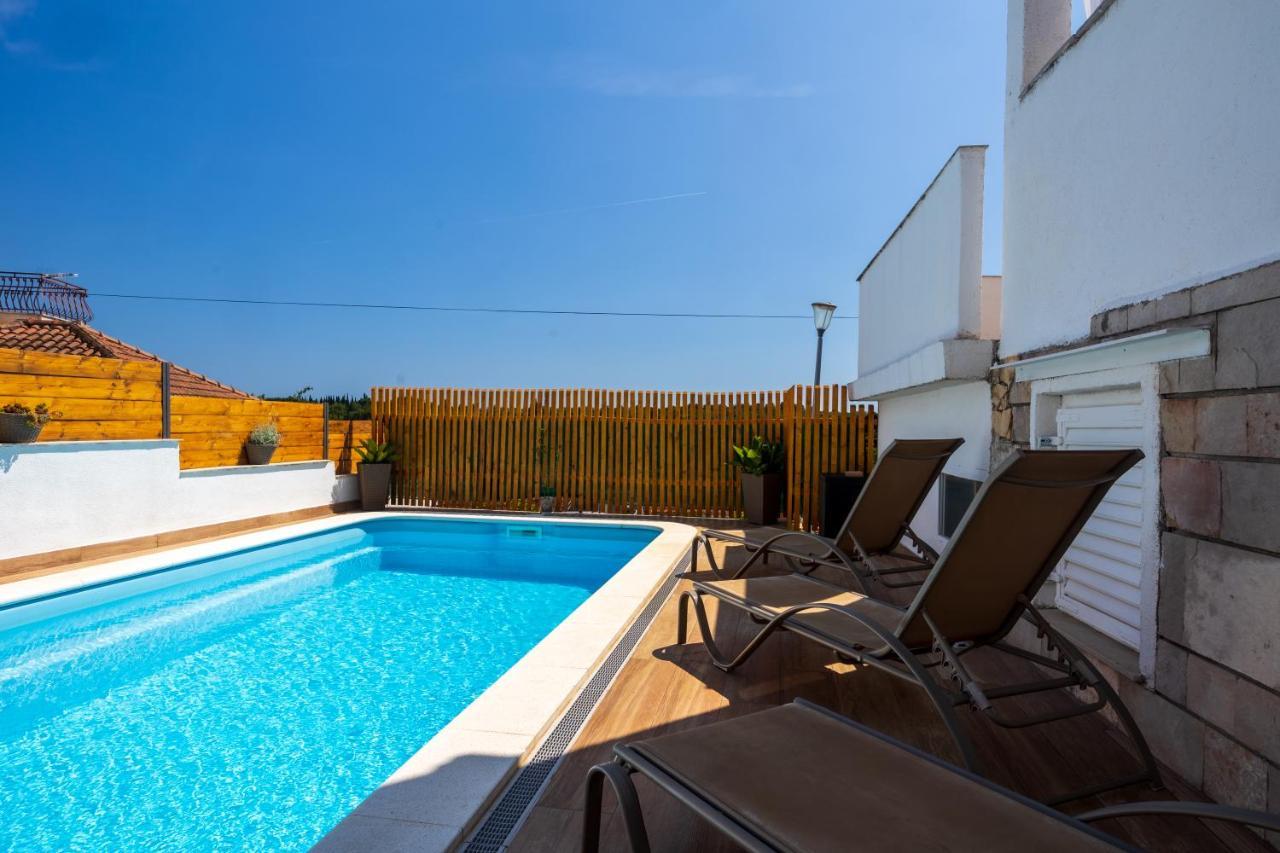 Villa Oasis With Private Pool 밀나 외부 사진