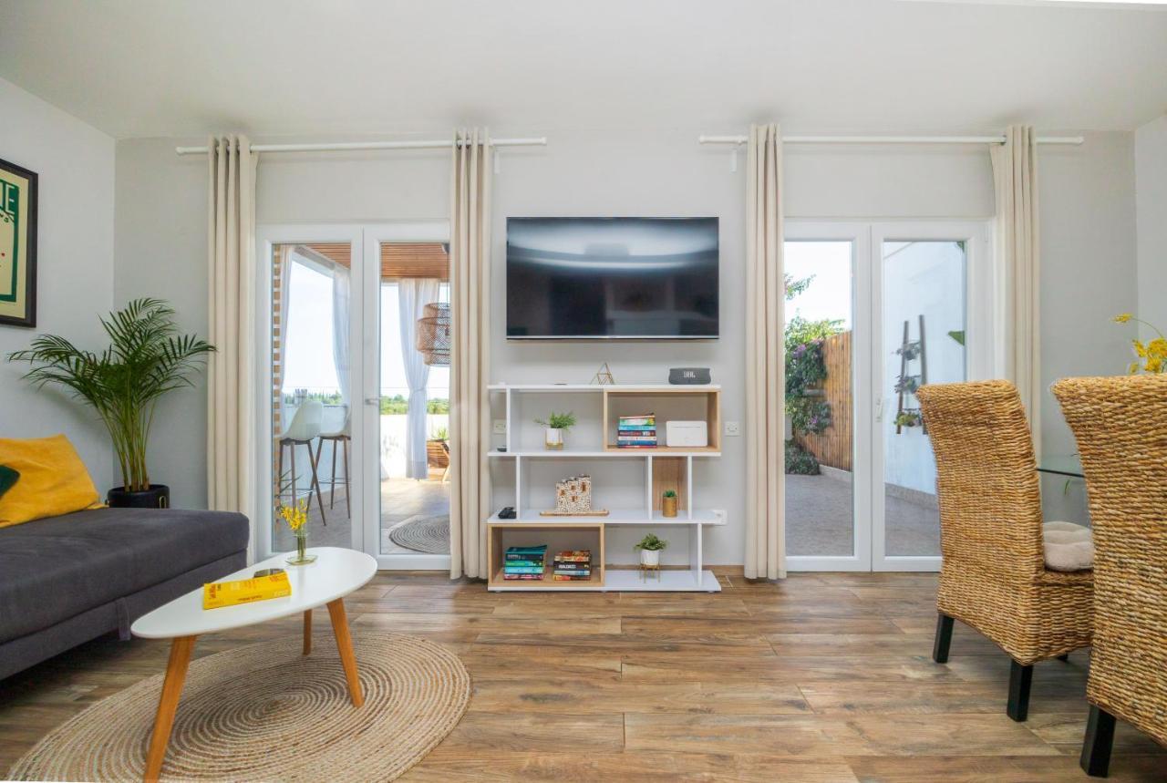 Villa Oasis With Private Pool 밀나 외부 사진